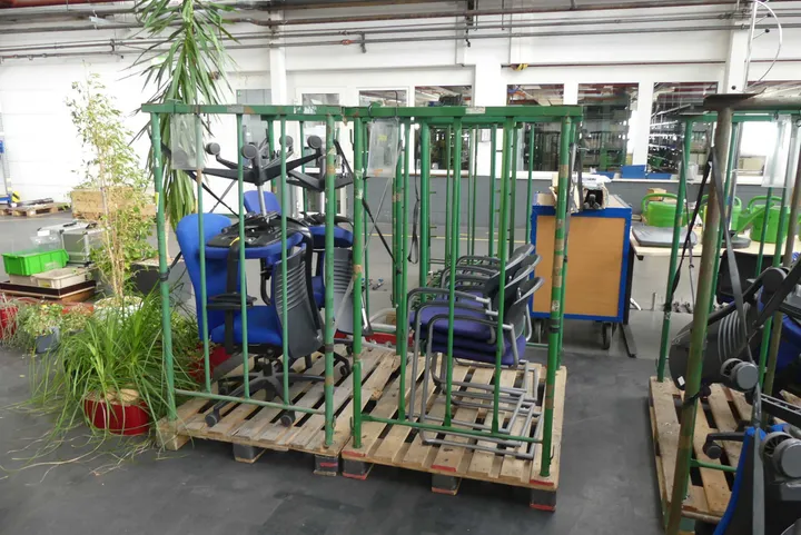 2x Paletten mit Stühlen